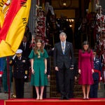 Los Reyes Felipe VI y Letizia junto con la Infanta Leonor presiden la solemne sesión de apertura de las Cortes Generales de la XV legislatura en el Congreso de los Diputados. / © Alberto R. Roldán 29 11 2023
