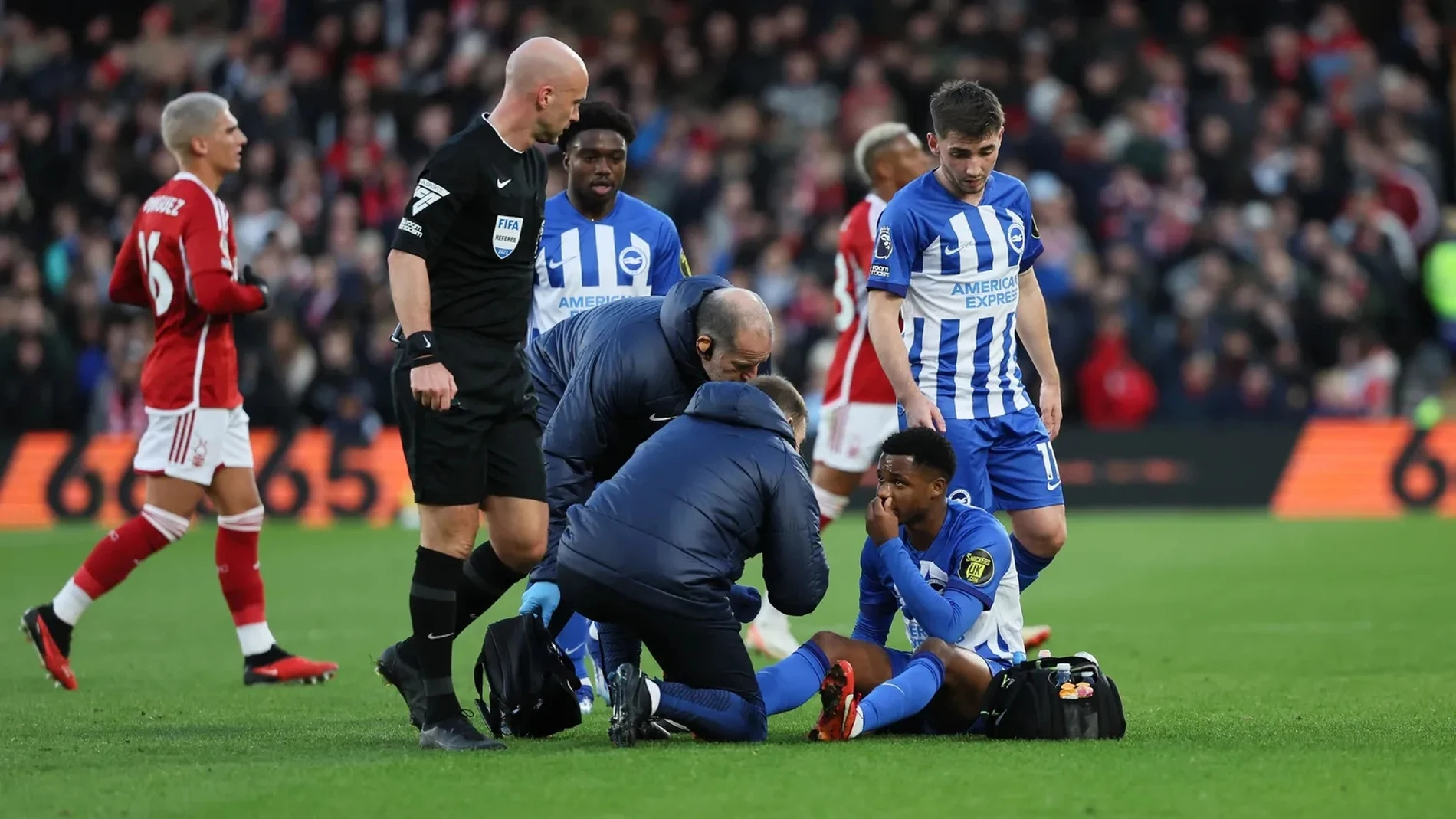 Ansu Fati tras lesionarse en el partido contra el Nottingham Forest.