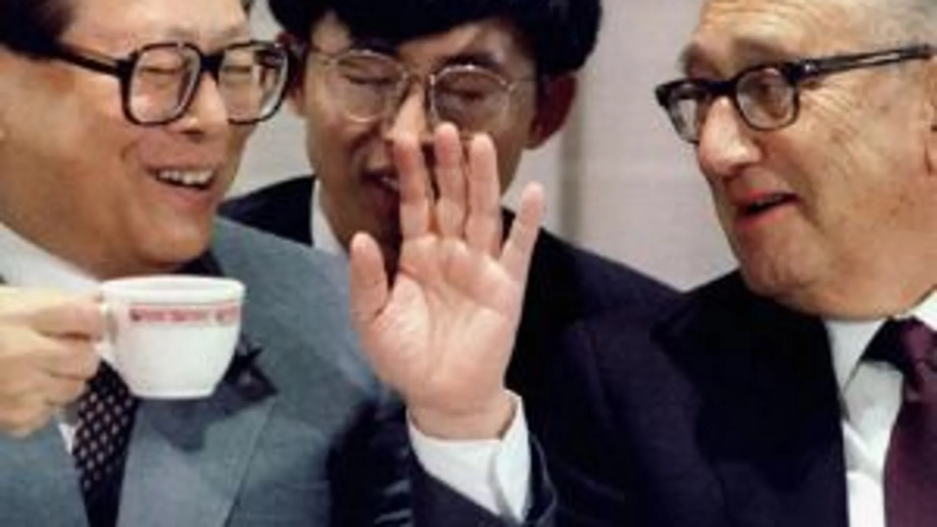 El expresidente chino Jiang Zemin conversa con Kissinger en 1995