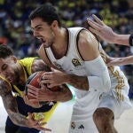 Wilbekin y Abalde tratan de hacerse con el balón