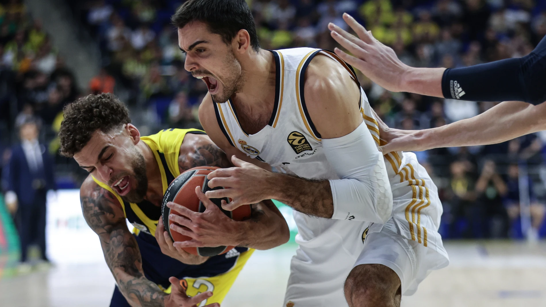Wilbekin y Abalde tratan de hacerse con el balón
