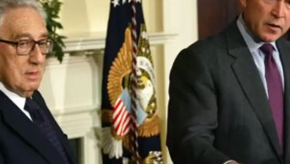 El presidente de EEUU George Bush, acompañado por el ex secretario de Estado, Henry Kissinger, en una conferencia de prensa en la Casa Blanca