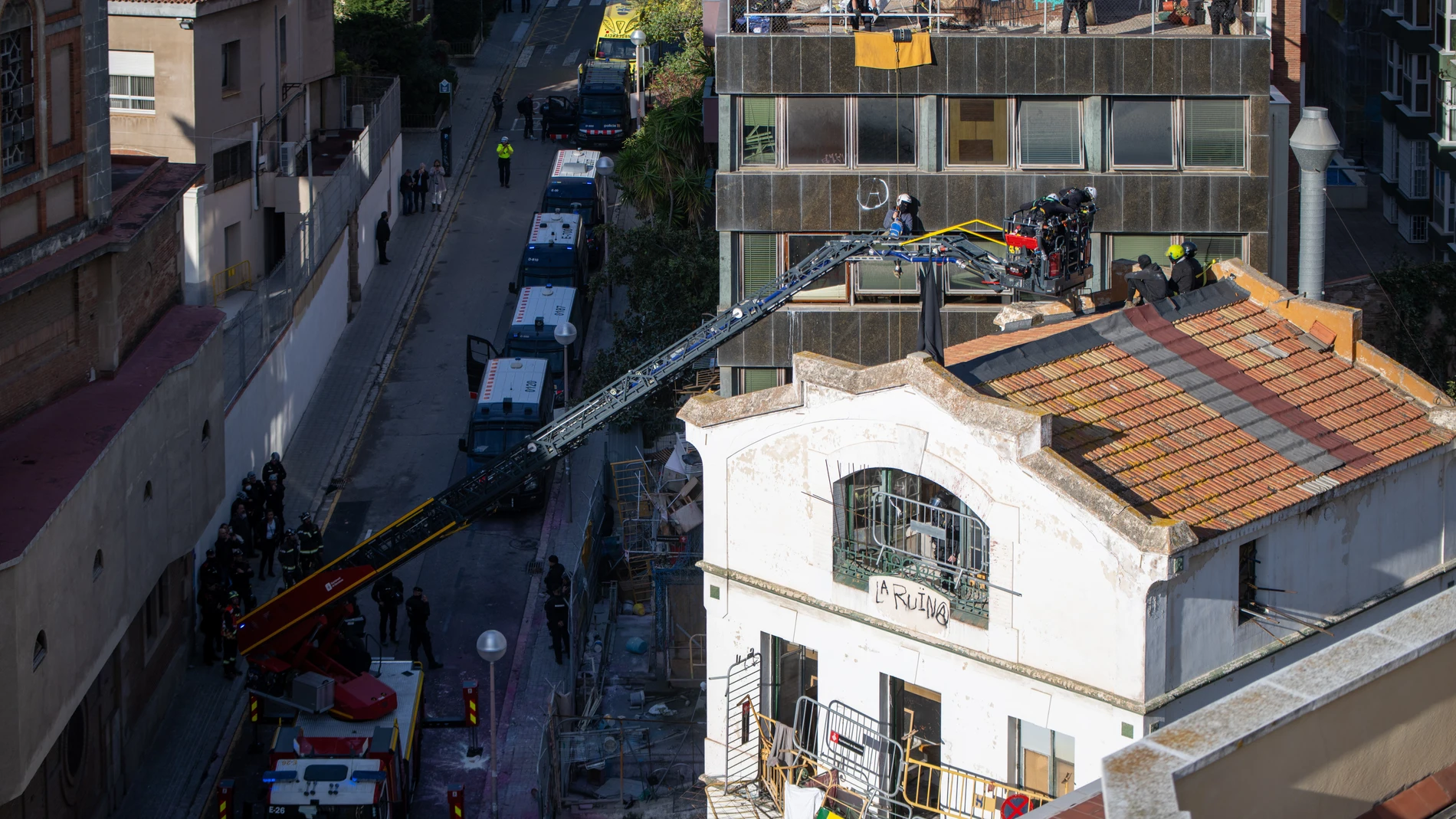 Los bomberos intervienen edificios okupados de la Ruïna y el Kubo, en la plaza Bonanova, a 30 de noviembre de 2023, en Barcelona, Catalunya (España). Los Mossos d'Esquadra han conseguido entrar en el interior del Kubo y la Ruïna con el fin de desalojar a sus ocupantes, a requerimiento del Juzgado de Primera Instancia 3 de Barcelona. El desalojo se ha iniciado sobre las 6 horas y los ‘okupas’ han tirado líquido inflamable y objetos contundentes a los agentes que intentaban acceder. 30 NOVIEMB...