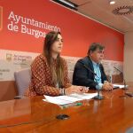Andrea Ballesteros, portavoz del Gobierno de Burgos, y Manuel Manso, concejal de Urbanismo, atienden a la prensa