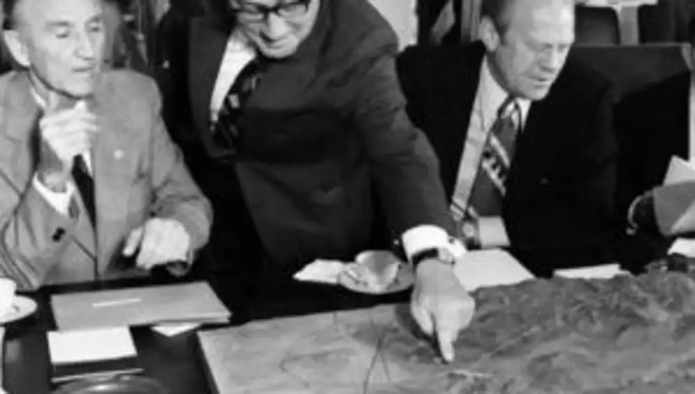 Kissinger señalando un mapa de la península del Sinaí durante una reunión con el presidente Gerald Ford y congresistas el 20 de enero de 1977.