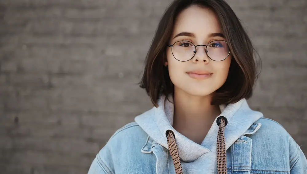 Adolescente con gafas