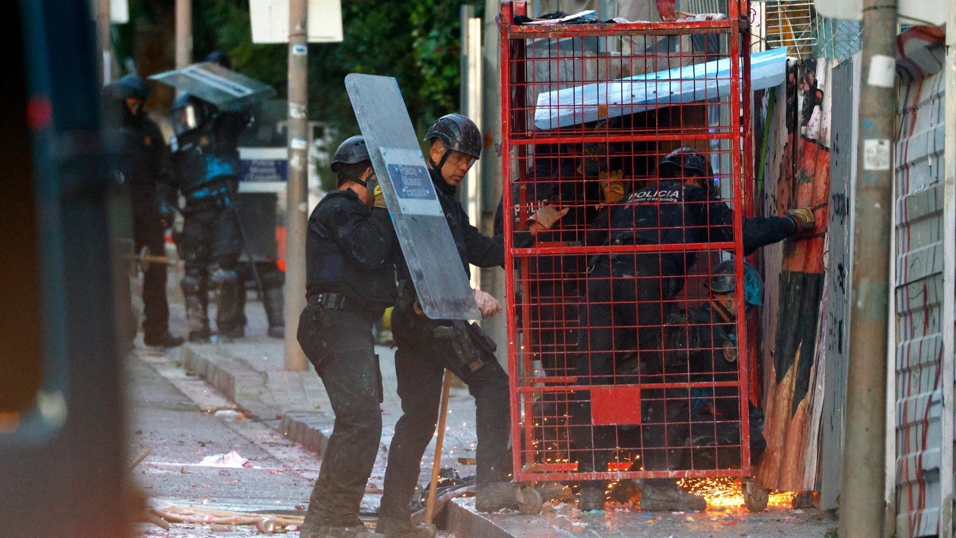 GRAFCAT6950. BARCELONA, 30/11/2023.- Los Mossos han conseguido acceder al interior de El Kubo, uno de las dos casas ocupadas en la Bonanova de Barcelona que deben ser desalojadas este jueves, y están en estos momentos inspeccionando las plantas subterráneas y realizando gestiones para asegurar el acceso a las superiores, así como al patio de la Ruïna. Los agentes desplegados en el lugar se están encontrando con una fuerte resistencia de los ocupas, que se han atrincherado para evitar ser desa...
