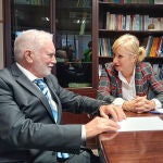 La delegada de la Junta, Leticia García, junto con el presidente ejecutivo de la compañía, Macario Fernández