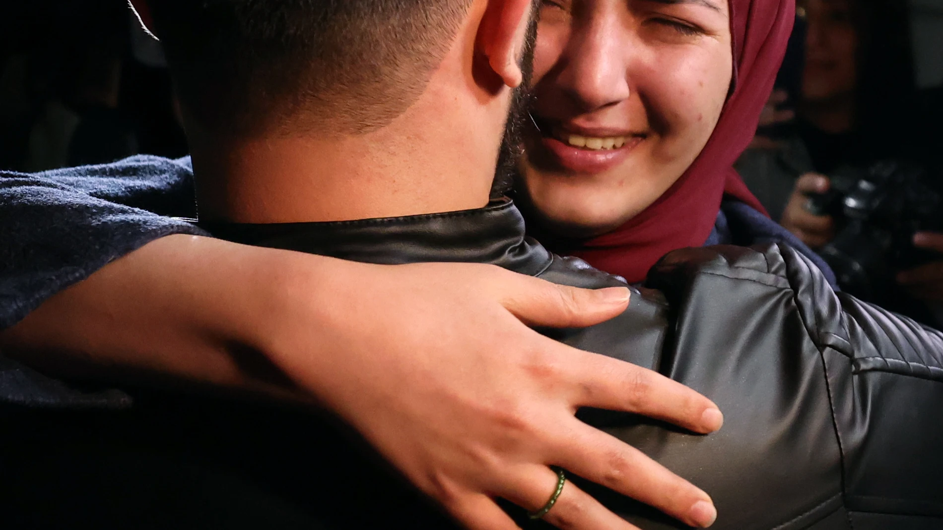 Ramallah (-), 30/11/2023.- Released Palestinian prisoners from the Ofer Israeli military prison are greeted by relatives as they arrive in Ramallah, West Bank, 30 November 2023. On 29 November, the Israel-Hamas ceasefire deal entered its sixth day with about 81 Hamas held hostages and 180 Palestinian prisoners released, as more talks are ongoing to extend the deal. More than 15,000 Palestinians and at least 1,200 Israelis have been killed, according to the Gaza Government media office and the...