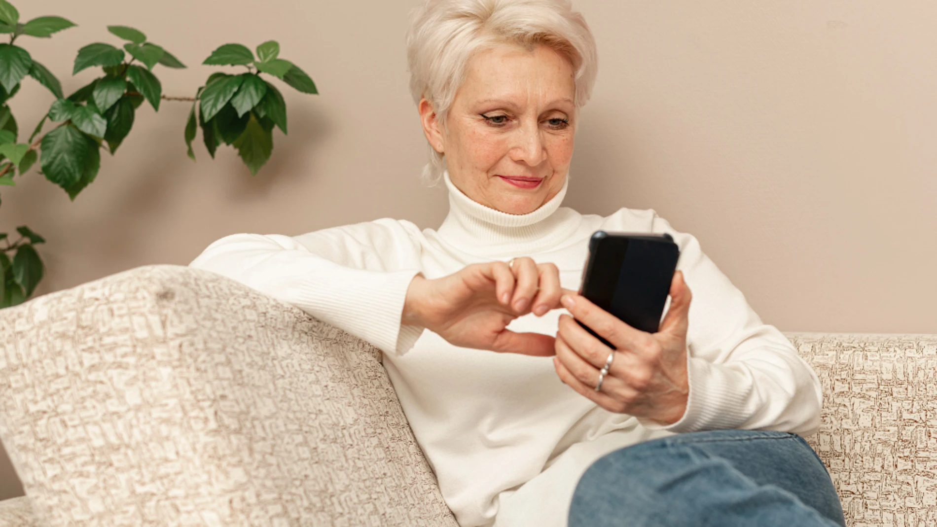 mujer sentada menopausia móvil