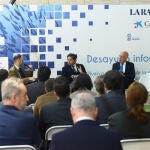 En el primer panel, moderado por José Lugo, intervinieron Pedro Yórquez, delegado territorial en Huelva de la Consejería de Sostenibilidad, Medio Ambiente, y Economía Azul de la Junta de Andalucía, y Javier Noriega, presidente de Clúster Marítimo Marino de Andalucía