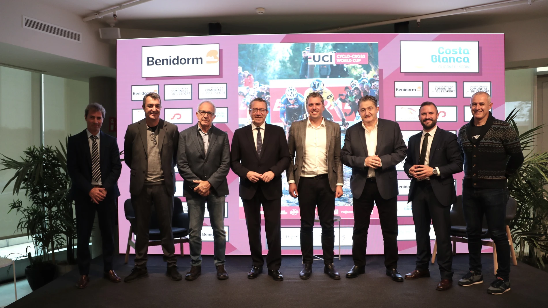 Foto de familia de la presentación de la Copa del Mundo de Ciclocross UCI – Benidorm Costa Blanca. BENIDORMCX / SPRINT CYCLING 30/11/2023