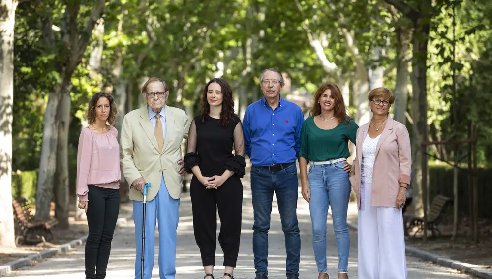 Foto familia colaboradores V de viernes : Eva Martínez Rull, Ramón Tamames, Laura Cano, José Antonio Vera, Beatriz Martínez Campos y Clara Navío.