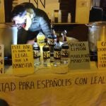 El puesto de comida y bebida en Ferraz que se ha hecho viral: “Este bar es igual de legal que la amnistía” | @jurgenignoto