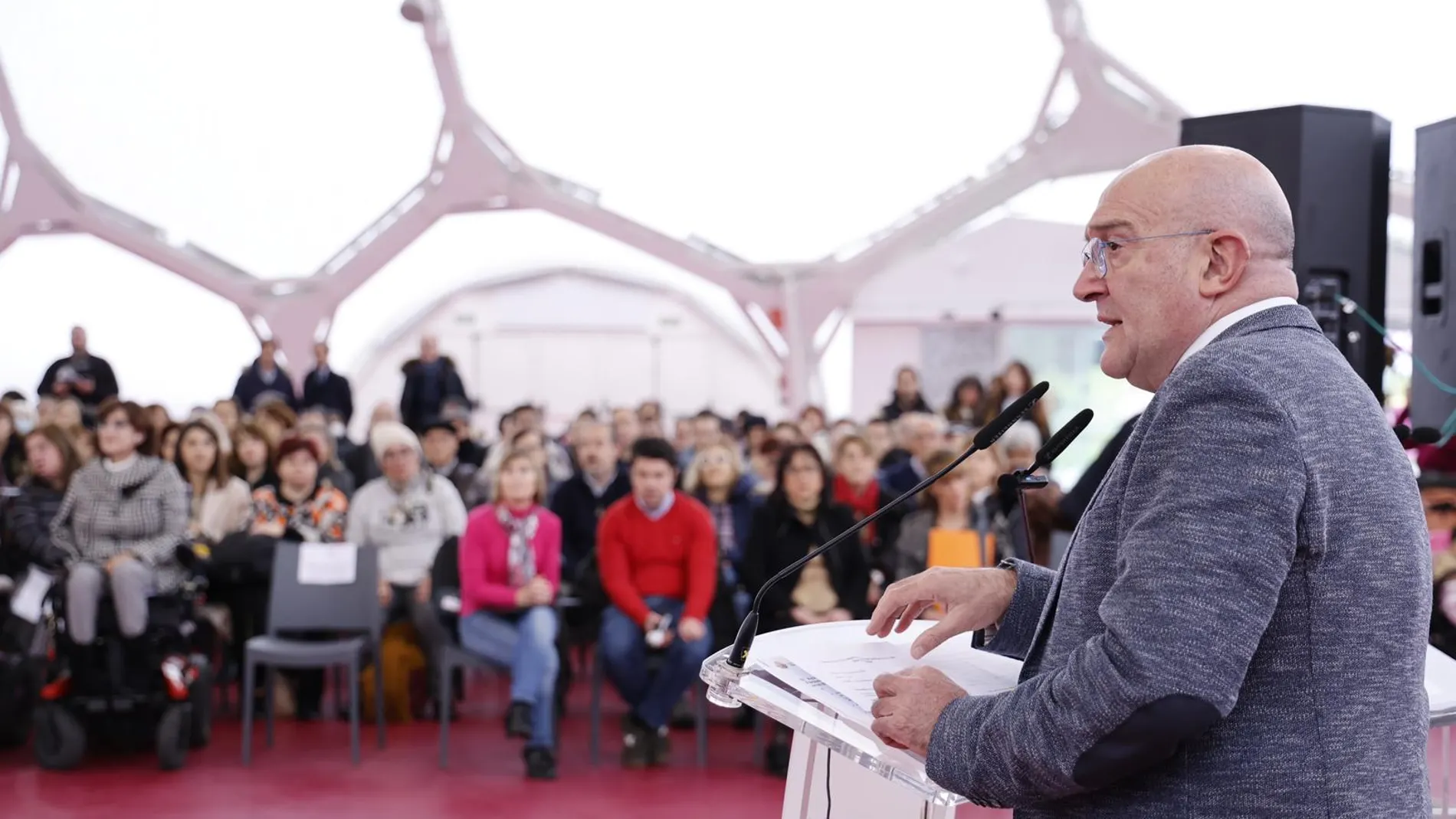 El alcalde de Valladolid, Jesús Julio Carnero, interviene en el acto por el Día Mundial de las Personas con Discapacidad