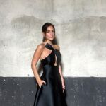 María Pombo con vestido negro.