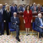 La presidenta de la Comunidad de Madrid, Isabel Díaz Ayuso (3d), posa junto a los expresidentes madrileños (de izq a der) Pedro Rollán, Cristina Cifuentes, Alberto Ruiz-Gallardón, Joaquín Leguina y Esperanza Aguirre, este viernes en el marco del pleno extraordinario celebrado en la Asamblea de Madrid para conmemorar su 40º aniversario. 