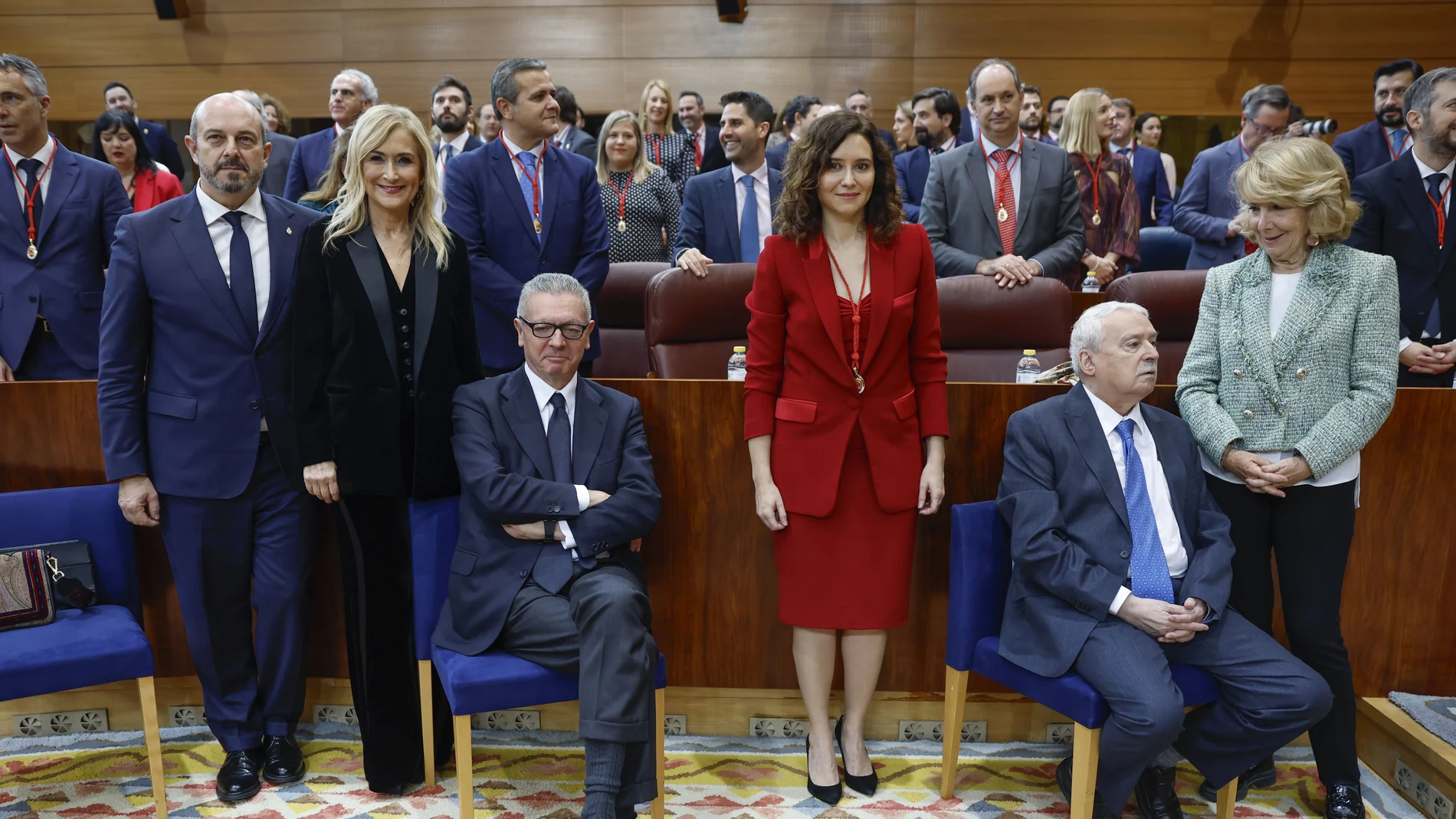 La presidenta de la Comunidad de Madrid, Isabel Díaz Ayuso (3d), posa junto a los expresidentes madrileños (de izq a der) Pedro Rollán, Cristina Cifuentes, Alberto Ruiz-Gallardón, Joaquín Leguina y Esperanza Aguirre, este viernes en el marco del pleno extraordinario celebrado en la Asamblea de Madrid para conmemorar su 40º aniversario.