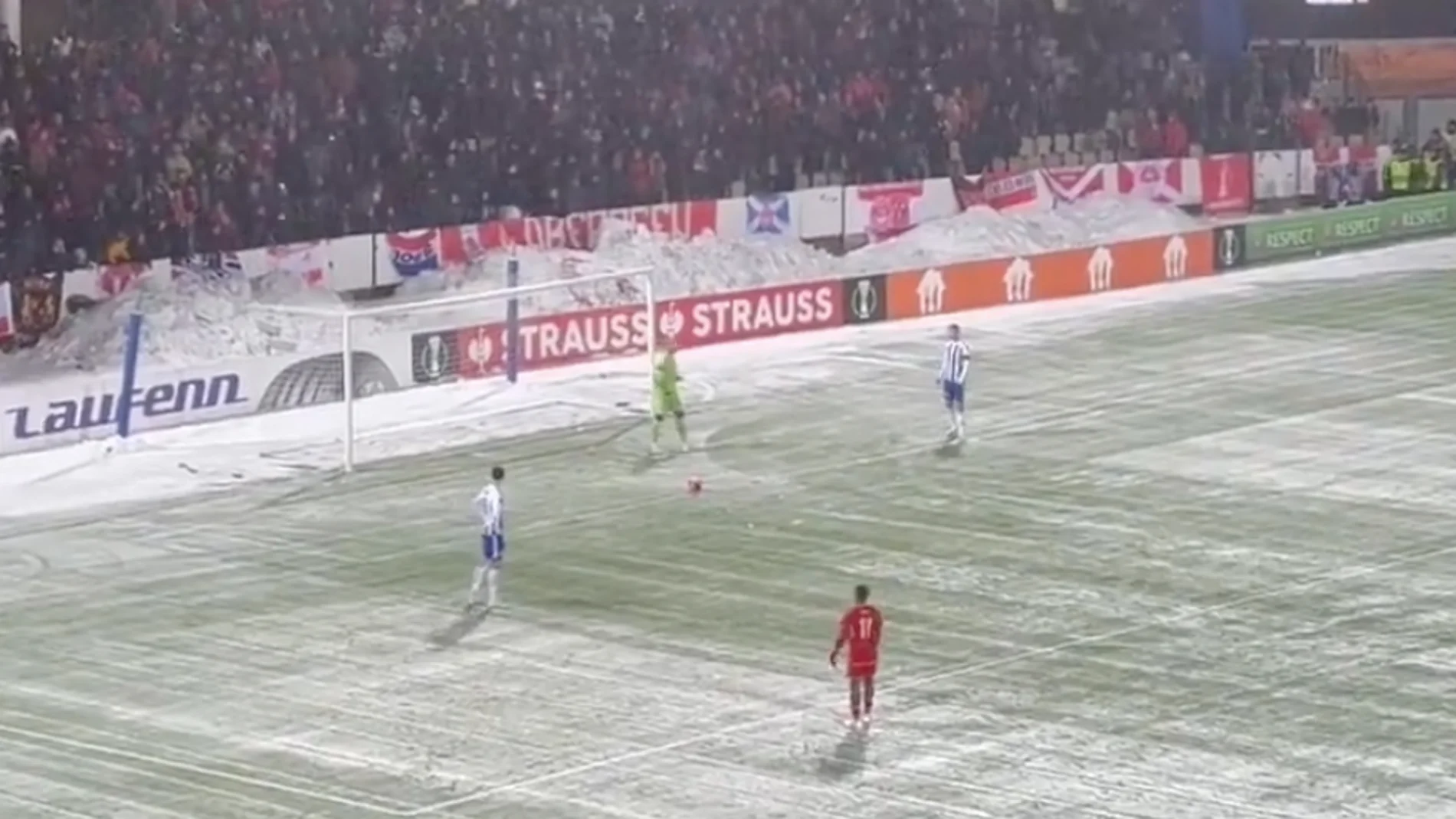 Situación insólita en la Conference League: los aficionados del HJK Helsinki lanzan bolas de nieve contra su portero