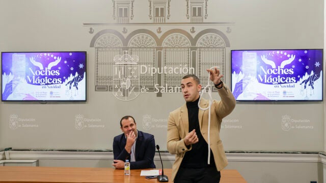 El diputado David Mingo y el Mago Cess durante la presentación