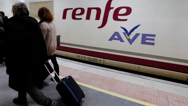 Varios viajeros en un tren de alta velocidad