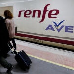 Varios viajeros en un tren de alta velocidad