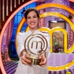 Laura Londoño, con el premio "MasterChef"
