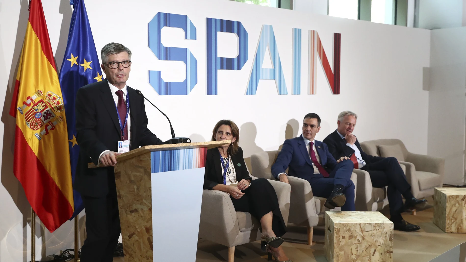 El presidente del Gobierno, Pedro Sánchez (2d) y la ministra de Transición Ecológica, Teresa Ribera (2i) durante su encuentro con los representantes de las empresas Cepsa y Maersk en el pabellón de España de la Expo City de Dubái con motivo de la Conferencia de las Naciones Unidas sobre Cambio Climático (COP28) celebrada en Dubái este viernes.