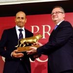 El consejero de Agricultura, Ganadería y Desarrollo Rural, Gerardo Dueñas, entrega el Toro de Oro