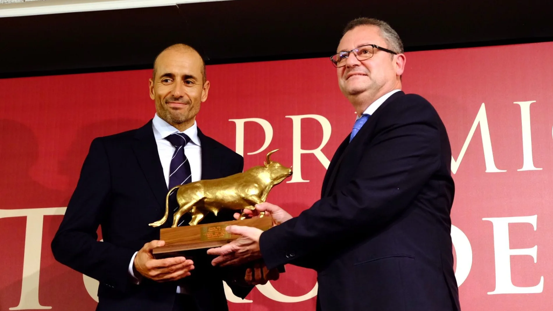 El consejero de Agricultura, Ganadería y Desarrollo Rural, Gerardo Dueñas, entrega el Toro de Oro