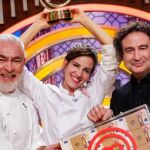 Laura Londoño alza el trofeo que la acredita como ganadora de 'MasterChef Celebrity 8'