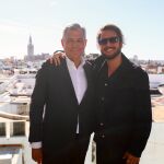 El alcalde de la ciudad, José Luis Sanz, y el cantante Manuel Carrasco
