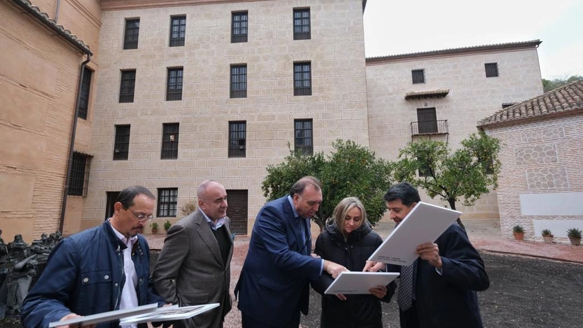 El consejero de Cultura y la alcaldesa de Granada, entre otras autoridades, en la Abadía del Sacromonte