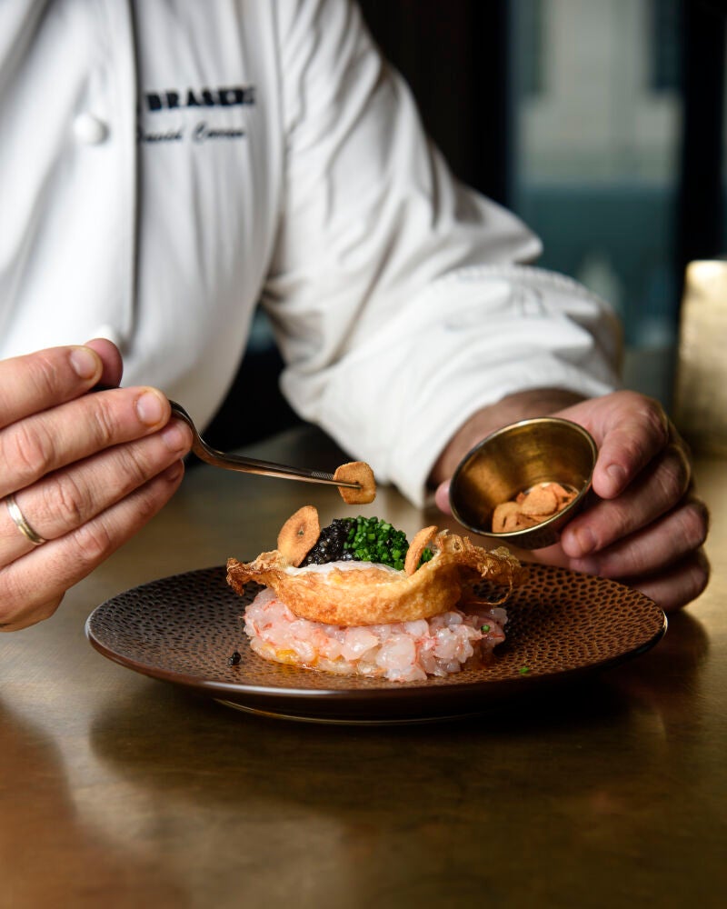 Gamba roja con hueco frito y caviar, en La Braserí