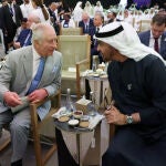 El Rey Carlos III de Inglaterra con el presidente de los Emiratos Árabes, Mohamed bin Zayed Al Nahyan
