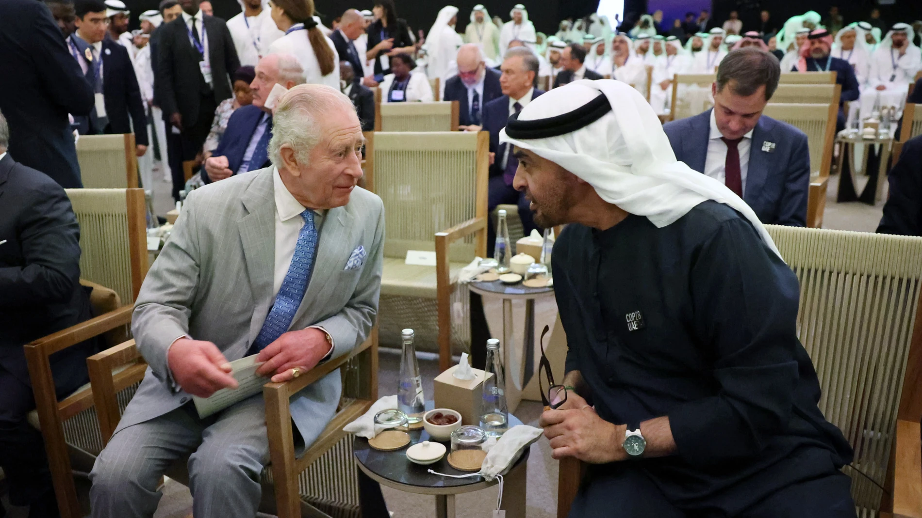 El Rey Carlos III de Inglaterra con el presidente de los Emiratos Árabes, Mohamed bin Zayed Al Nahyan