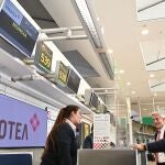 El presidente de la Región de Murcia, Fernando López Miras, subió al primer vuelo Madrid- Murcia