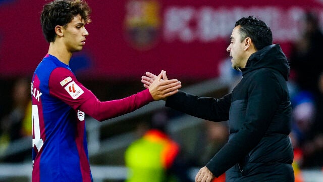 Joao F&eacute;lix recibe la felicitaci&oacute;n de Xavi