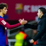 Joao Félix recibe la felicitación de Xavi