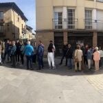 Larga colas en los accesos a la panadería