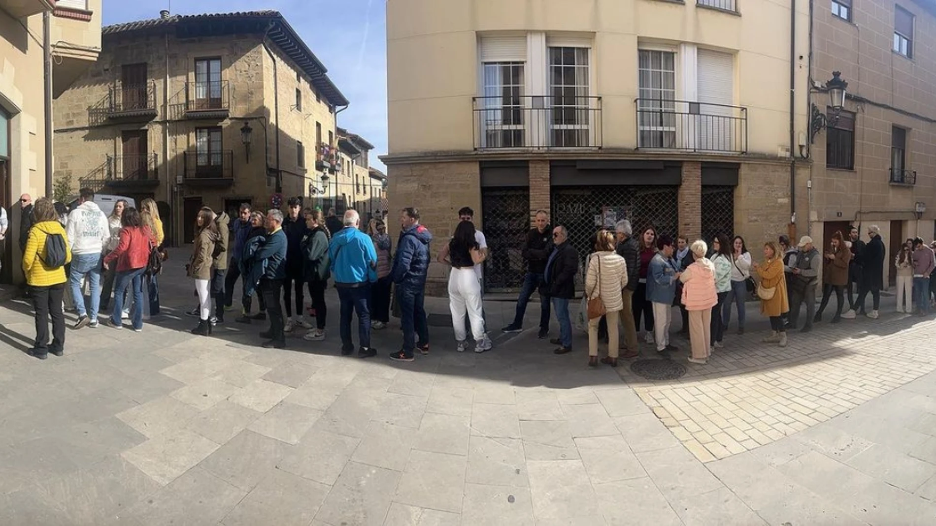 Larga colas en los accesos a la panadería