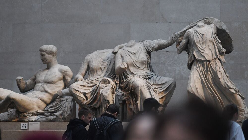 Varios visitantes pasan junto a los frisos del Partenón en el Museo Británico de Londres (Reino Unido).