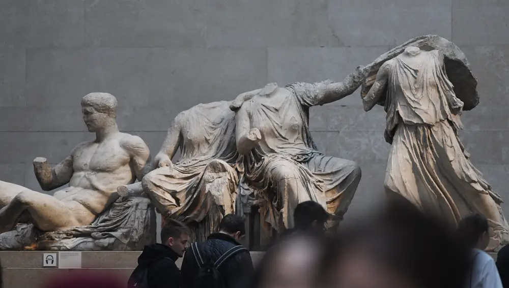 Varios visitantes pasan junto a los frisos del Partenón en el Museo Británico de Londres (Reino Unido).