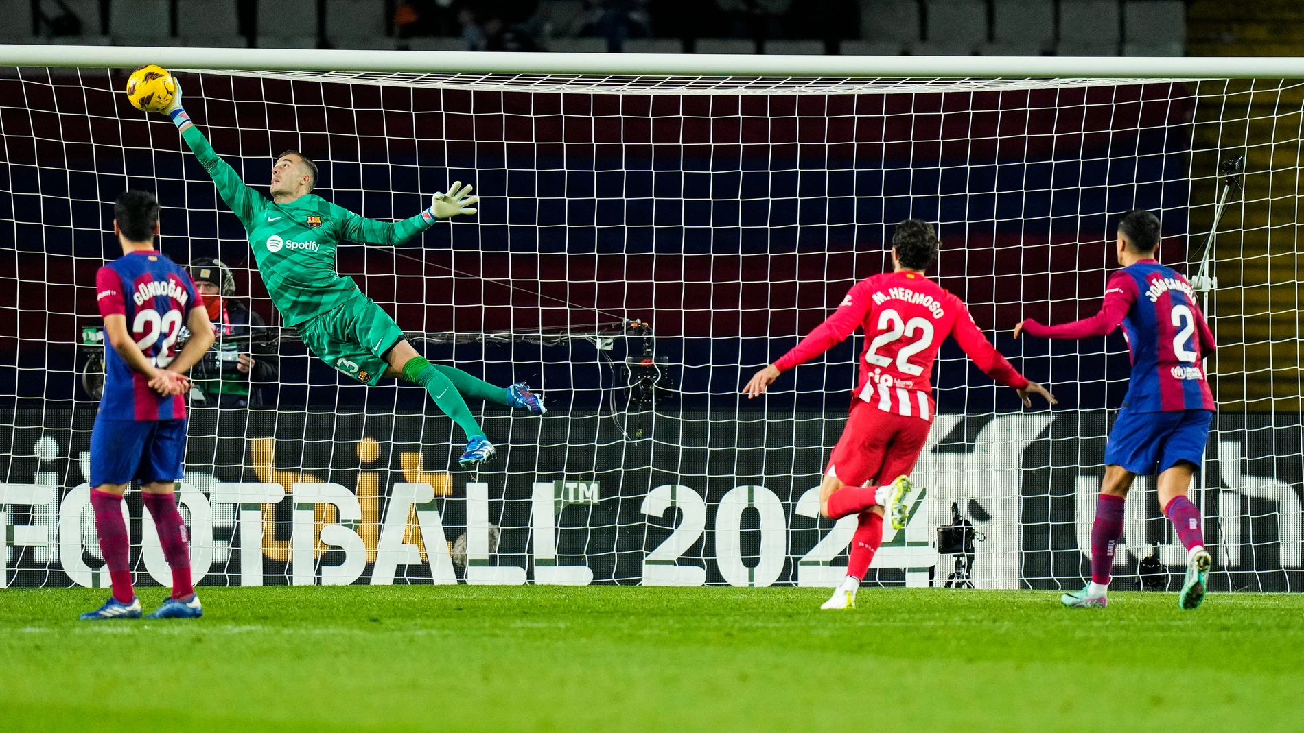 BARCELONA, 03/12/2023.- El portero de Barceloa, Iñaki Peña (2-i), detiene un lanzamiento del Barcelona durante el partido de LaLiga de fútbol que FC Barcelona y Atlético de Madrid disputan este domingo en el Estadio Olímpico de Montjuic. EFE/Siu Wu