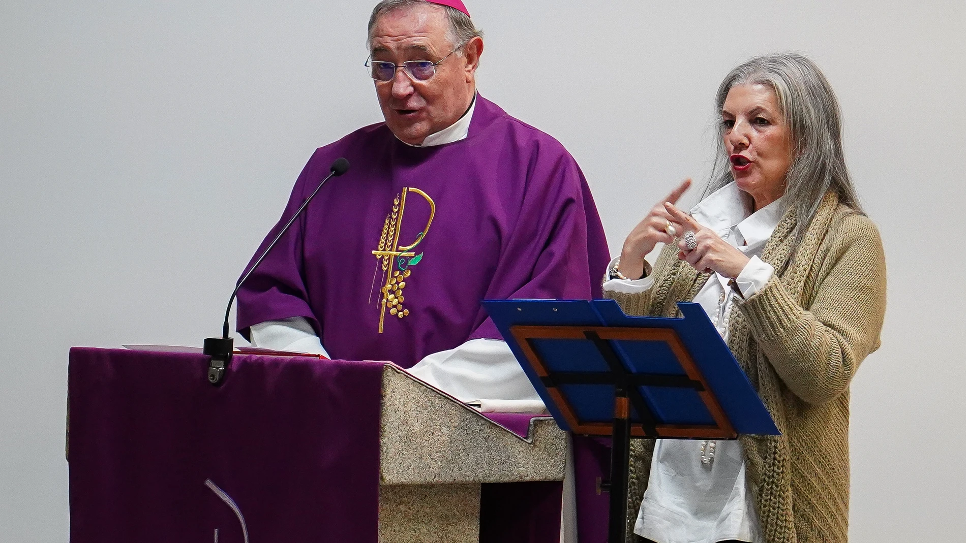 El obispo de León preside la Eucaristía