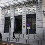 Un policía vigila en el exterior de la sede del Consejo General del Poder Judicial (CGPJ) en Madrid.
