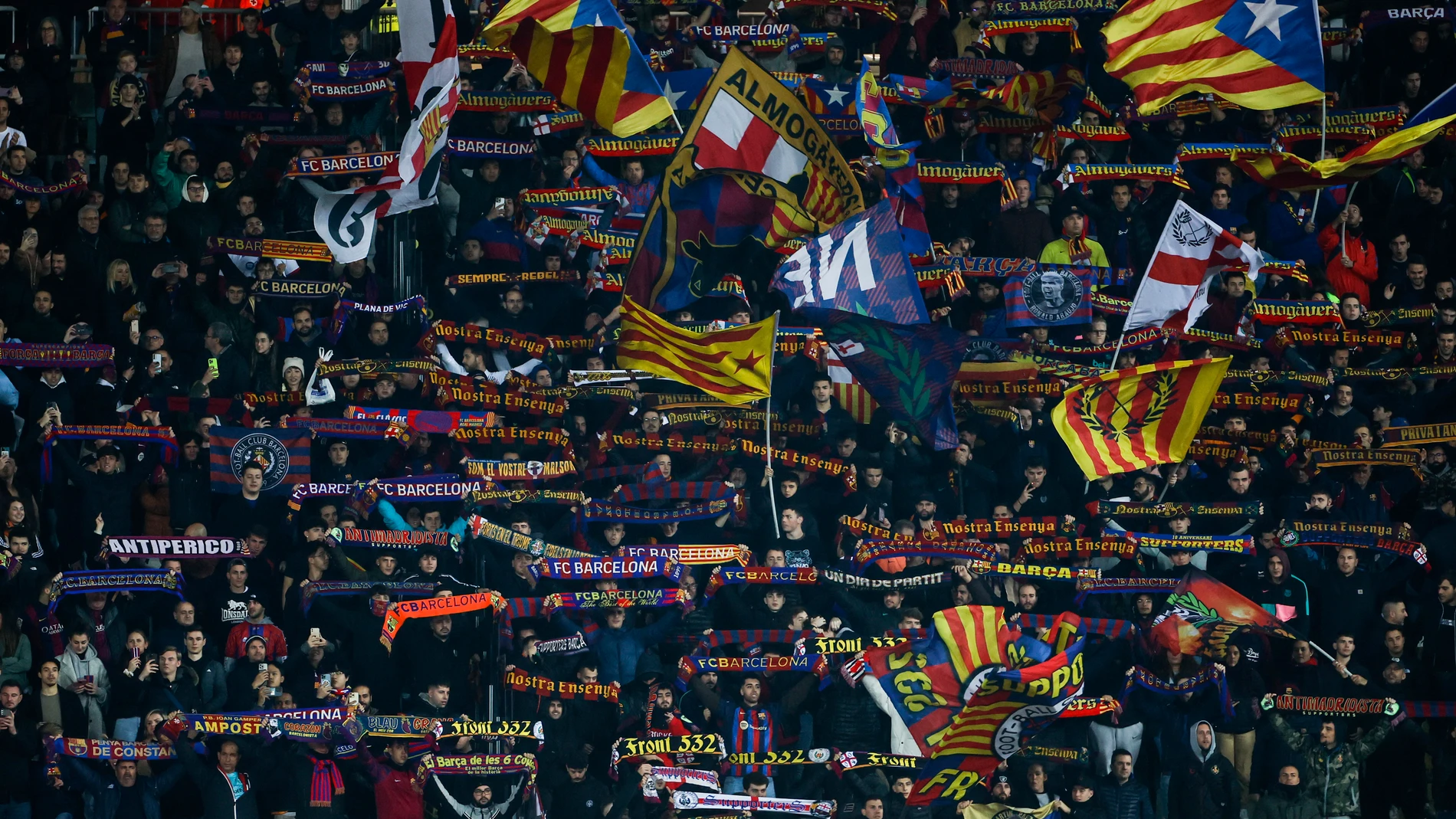 GRAF7581. BARCELONA (ESPAÑA), 03/12/2023. Aspecto de las gradas durante el partido correspondiente a la jornada 15 de LaLiga que disputan FC Barcelona y Atlético de Madrid este domingo en el Estadio Olímpico de Barcelona.- EFE/ Alberto Estevez