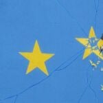Mural de Banksy que representaba a un trabajador martillando una de las 12 estrellas la UE