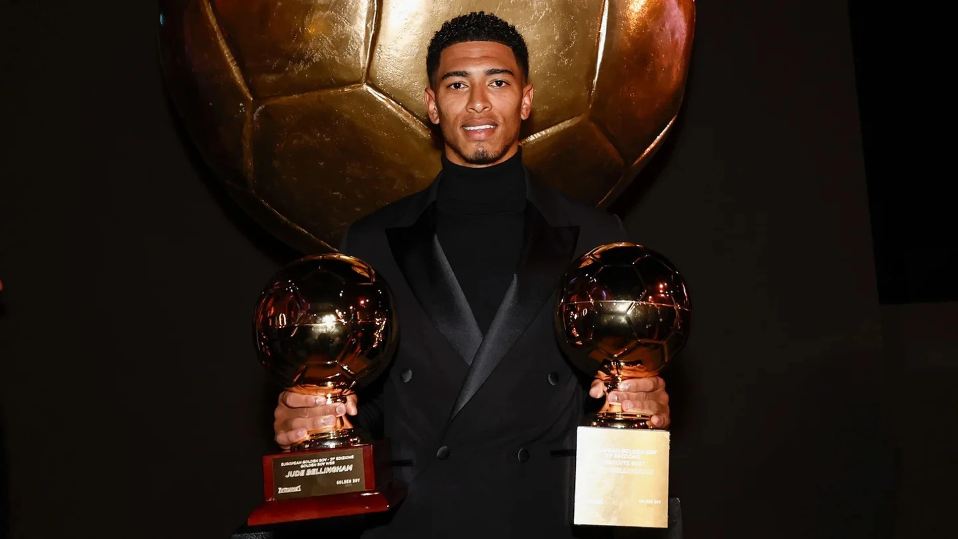 Bellingham posa con el "Golden Boy" que ha recogido en Turín