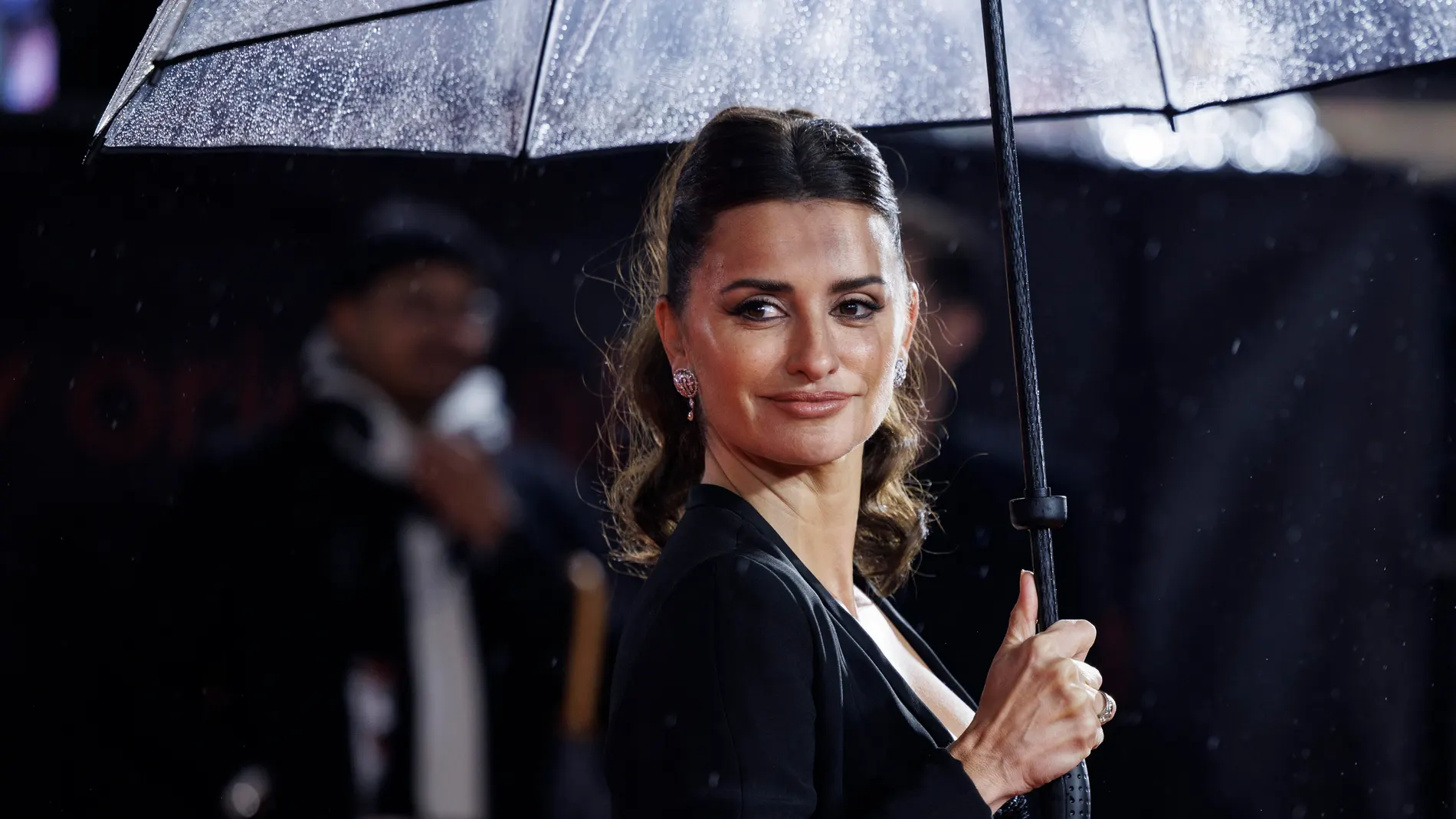 London (United Kingdom), 04/12/2023.- Spanish actor Penelope Cruz attends the UK premiere of the movie 'Ferrari' in Leicester Square, London, Britain, 04 December 2023. (Cine, Reino Unido, Londres) EFE/EPA/TOLGA AKMEN